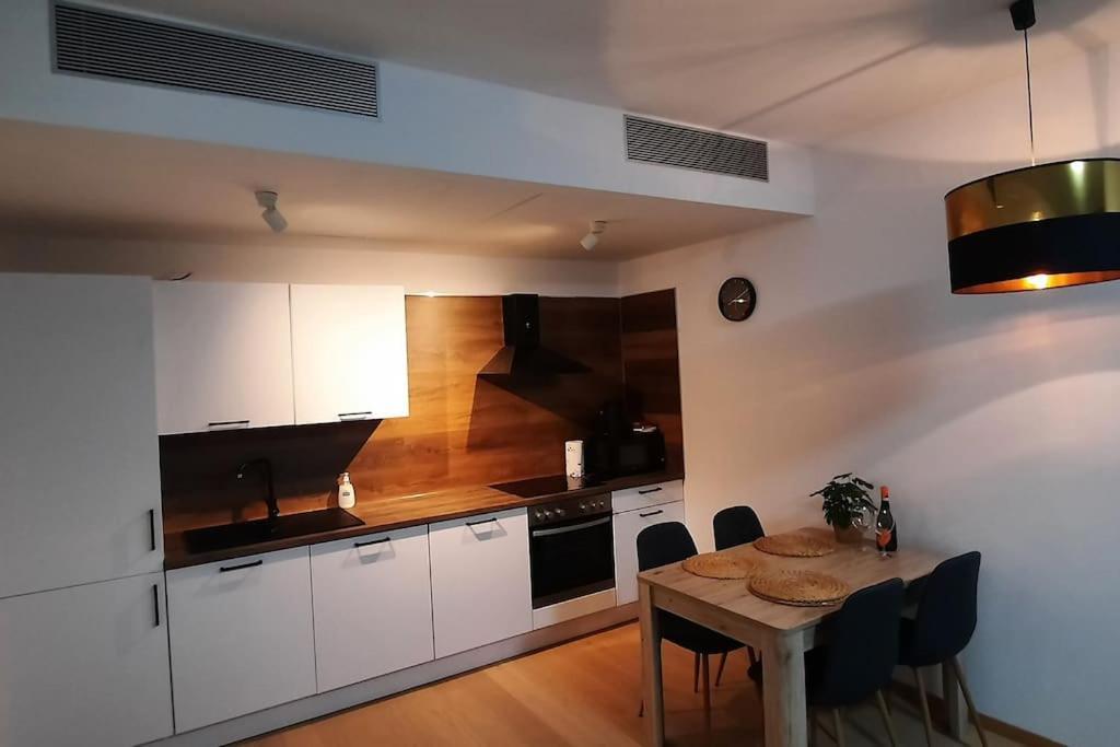 Ferienwohnung Sky-Park Flat&Parking Pressburg Exterior foto